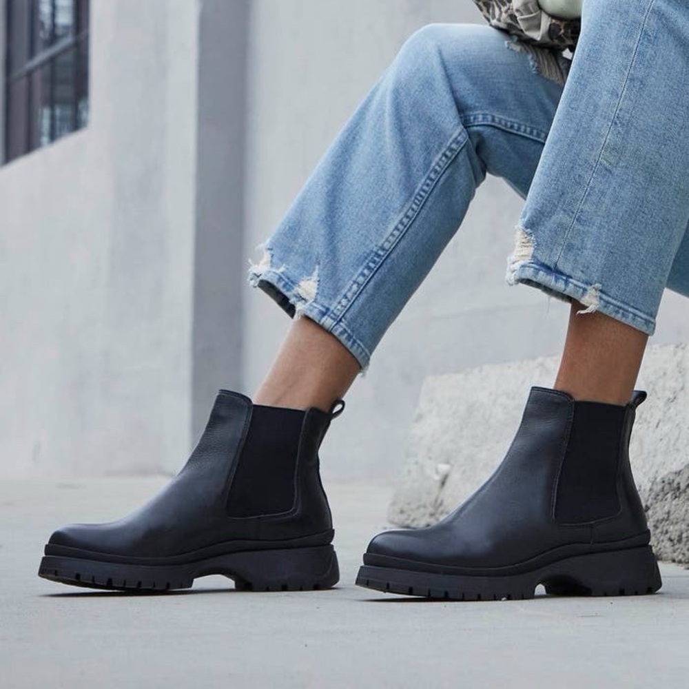 🆕Paolo Tokio Lug Sole Chelsea Boot  Size 5